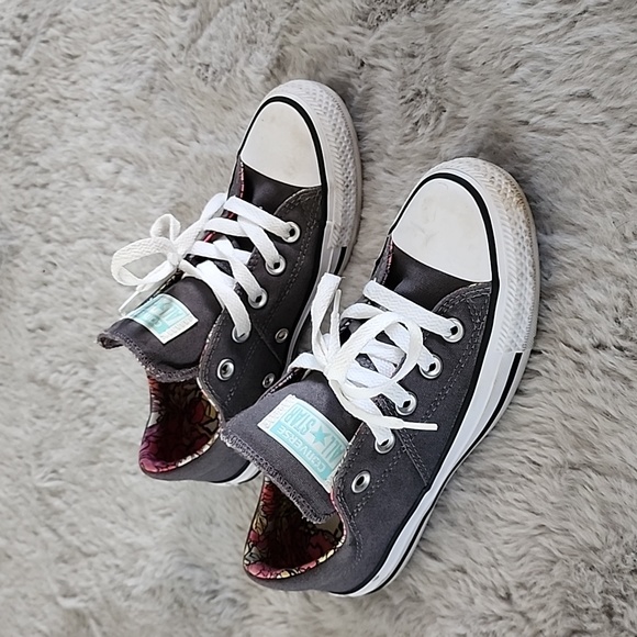 Converse Other - Converse  girls 5 EUC BARLEY WORN